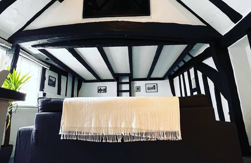 St Neots Apartment | Grade 2 listed Charming Property in Cross Keys Mews by the river