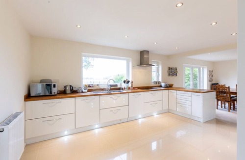 Stoke Albany House | Grand 5BR Home in Market Harborough with Free Parking