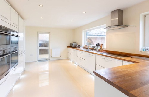 Stoke Albany House | Grand 5BR Home in Market Harborough with Free Parking