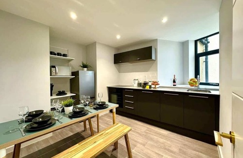 Westbourne Apartment | Grand 6BR Beachside Retreat | 12 Beds | Sleeps 20