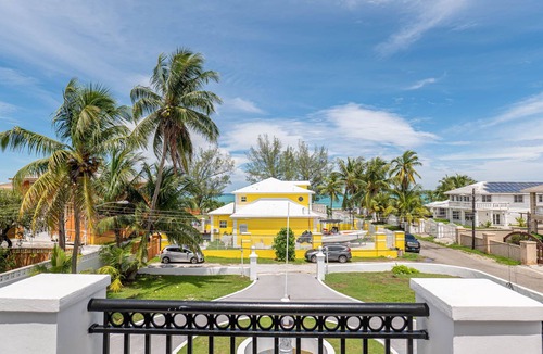 Nassau House | Grand View Beachfront Villa - Spacious, Family, Groups -Sleeps 10+