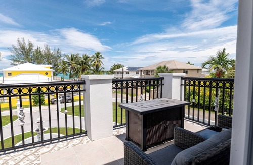 Nassau House | Grand View Beachfront Villa - Spacious, Family, Groups -Sleeps 10+