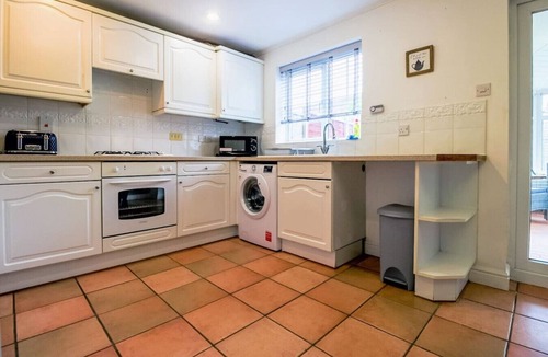 Milton Malsor House | Grange House Sleeps 6 Driveway Parking Sky TV Fast WiFi Self-Check-In Yoko Property
