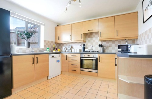 Milton Malsor House | Grange House Free Parking Garden Super-Fast Wifi Smart TVs with Netflix Yoko Property