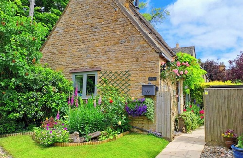 Cutsdean Cottage | Graziers Cottage. Period charm, modern comfort, inglenook, parking, pub