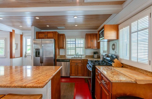 Hope Town House | Green Shutters: Charming 19th-Century Cottage in the Heart of Hope Town