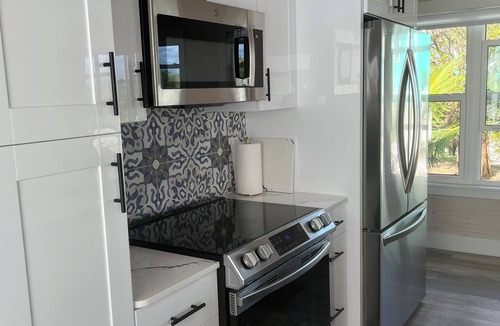 Green Turtle Estates Cottage | Green Turtle Cay Cottage. New cottage steps from Bita Bay beach New Master Bath.