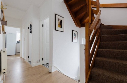 Childs Hill Apartment | GuestReady - Charming 3-Bedroom Apartment in NW11