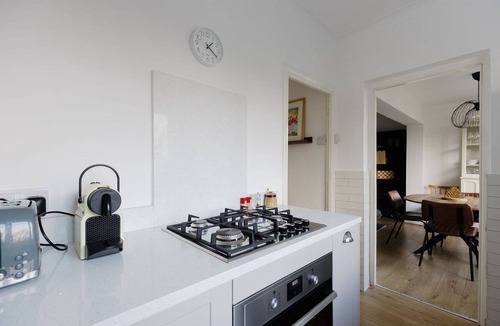Childs Hill Apartment | GuestReady - Charming 3-Bedroom Apartment in NW11