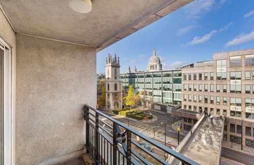 Bread Street Apartment | GuestReady - Cosy ensuite room with balcony