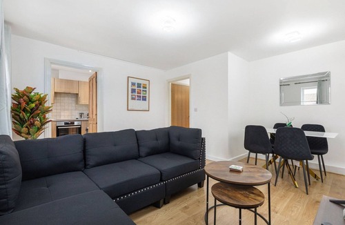 Custom House Apartment | GuestReady - Modern Retreat in London's Docklands
