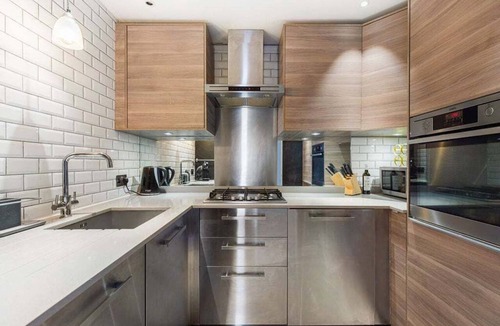 Canary Wharf Apartment | GuestReady - Modern stay with Balcony in London