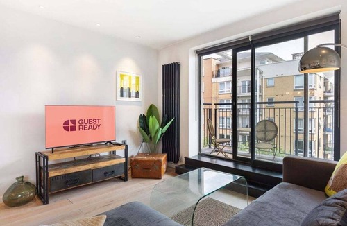 Canary Wharf Apartment | GuestReady - Modern stay with Balcony in London