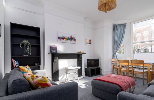 Queen's Park House | GuestReady - Superb modern with garden in Kilburn