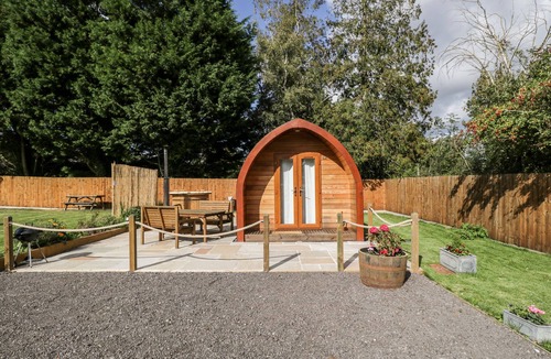 Berkeley Cottage | HALMORE POD, romantic, with hot tub in Berkeley