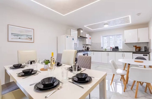 Westcliff-on-Sea House | Hamlet Hideaway | Sleeps 14| Off Street Parking - Pass the Keys