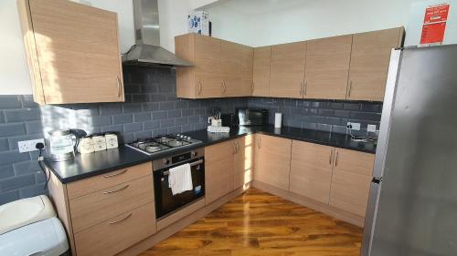 Wymington House | Harbour House - Entire Detached 4-BDR & 4-Beds Home, Ensuite and Bath - Serving Contractors, Tourists, Santa Pod, and Silverstone - Sleep 7 - Smart TV - Self Catering - Hi-Speed WiFi - Ample Free On-Street Parking