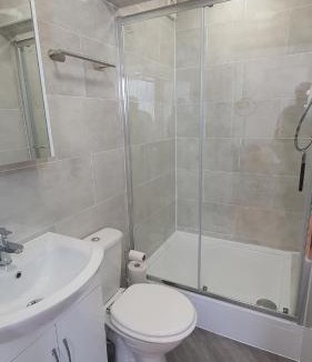 Wymington House | Harbour House - Entire Detached 4-BDR & 4-Beds Home, Ensuite and Bath - Serving Contractors, Tourists, Santa Pod, and Silverstone - Sleep 7 - Smart TV - Self Catering - Hi-Speed WiFi - Ample Free On-Street Parking