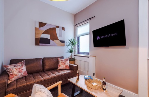 Stoke-on-Trent House | Hartshill House: Spacious 4-Bedroom Home with King Beds in Stoke-on-Trent