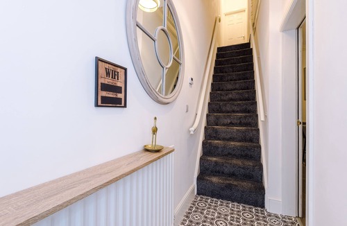 Stoke-on-Trent House | Hartshill House: Spacious 4-Bedroom Home with King Beds in Stoke-on-Trent