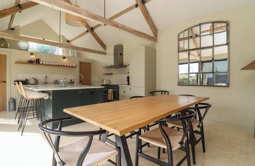 Northleach House | HAWTHORN BARN, family friendly, with open fire in Northleach