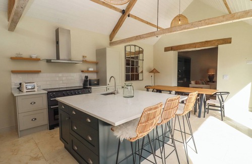 Northleach House | HAWTHORN BARN, family friendly, with open fire in Northleach