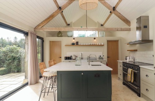 Northleach House | HAWTHORN BARN, family friendly, with open fire in Northleach