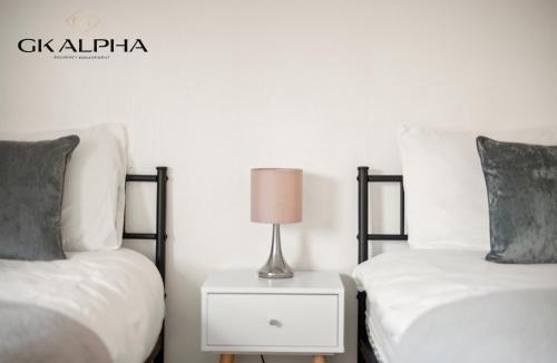 Windsor House | Heartwarming Windsor Cottage with Free Parking - Perfect for Contractors, Relocators and Long Term Stays! Weekly And Monthly Stay Deals