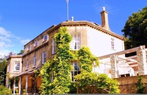 Dursley House | HEATED OUTDOOR POOL(SEASONAL)/LUXURY HOT TUB -SLEEPS 18 + 8 FAMILIES ONLY