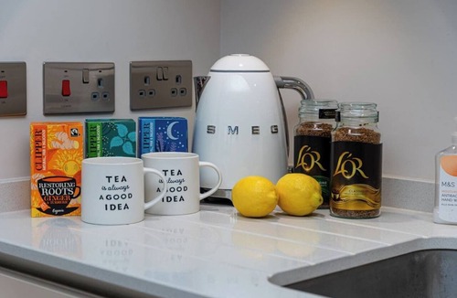 Sunbury on Thames Condo | Heathrow Apartment Sleeps 4