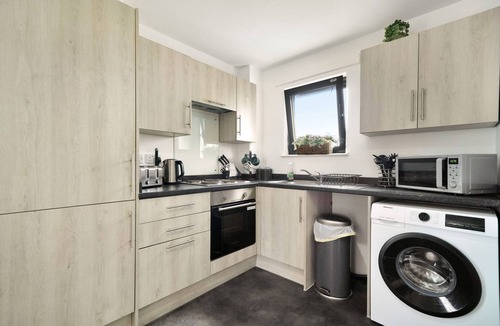George Green Apartment | Heathrow Gateway Apartments with Private Parking 6