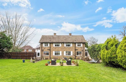 Esher House | Hidden Cottage with Parking in Esher Surrey - Pass the Keys