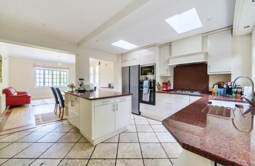 Runnymede House | Hidden Surrey Retreat for Groups Families - Pass the Keys