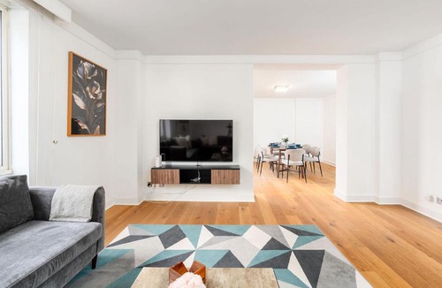 Lancaster Gate Apartment | Hideaway Opposite Hyde Park 3 Bed, Balcony & Lift by City Peace