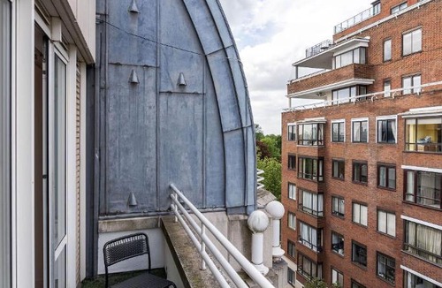Lancaster Gate Apartment | Hideaway Opposite Hyde Park 3 Bed, Balcony & Lift by City Peace