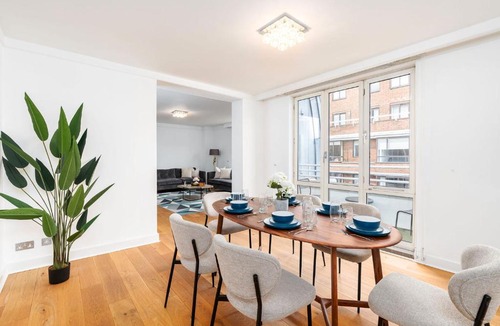 Lancaster Gate Apartment | Hideaway Opposite Hyde Park 3 Bed, Balcony & Lift by City Peace