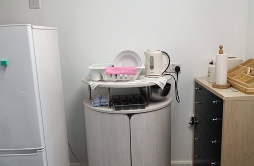 High Wycombe Apartment | High Wycombe 1-Bed Apt, Sleeps 3 & Private Parking