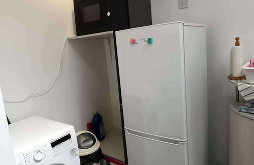 High Wycombe Apartment | High Wycombe 1-Bed Apt, Sleeps 3 & Private Parking