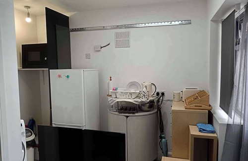 High Wycombe Apartment | High Wycombe 1-bed Apt, Sleeps 3 & Private Parking