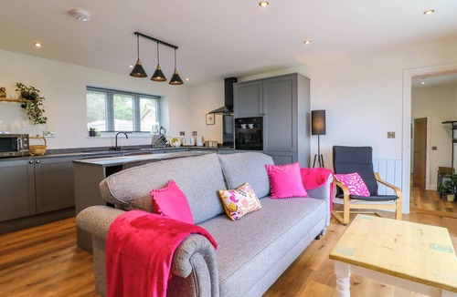 Chesterfield Cottage | HIGHVIEW STABLES, pet friendly, with hot tub in Chesterfield