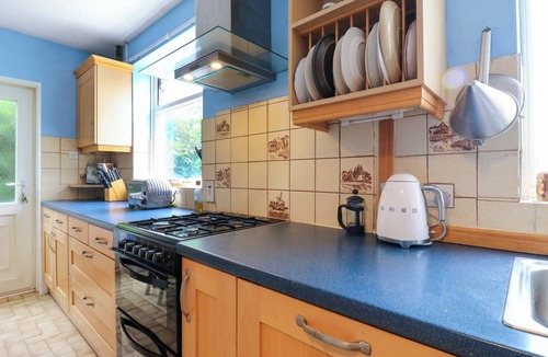 Little Missenden House | HILLSIDE, pet friendly, character holiday cottage in Holmer Green