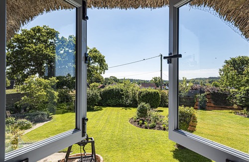 Wimborne Cottage | Hilltop Cottage - a thatched cottage that sleeps up to 4 guests in 2 bedrooms