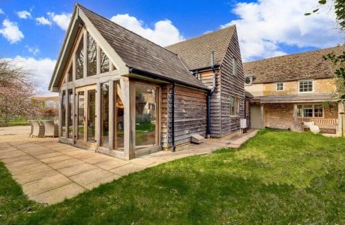Chipping Campden House | Hiron's Piece and Honeysuckle Cottage - with Hot Tub