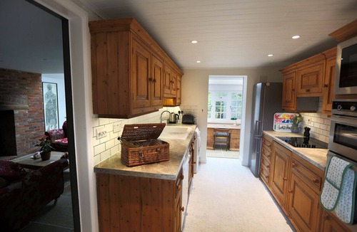 Bilting Cottage | Historic Royal Kent cottage surrounded by large gardens & private swimming pool