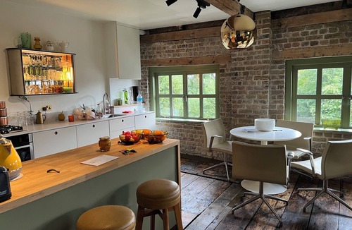 Rotherhithe House | Historical converted warehouse on river walkway, 1 tube stop to London Bridge