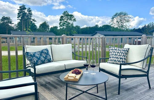 Ryther Apartment | Hollicarrs - Oak Tree Lodge - Lodge with Hot Tub