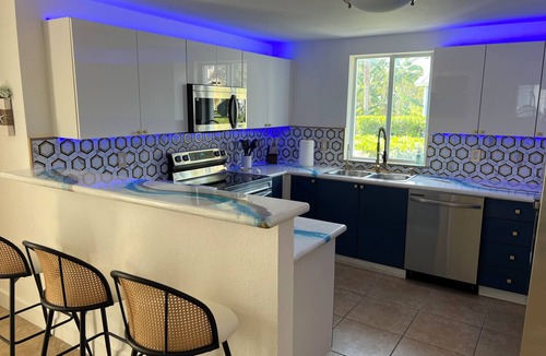 Bailey Town House | Home in Bailey Town, Bimini Bay- North Bimini Optional Golf Cart and 43' Slip