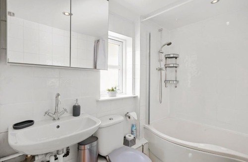 Fenny Stratford Apartment | Home In Bletchley Milton Keynes, contractors favourite