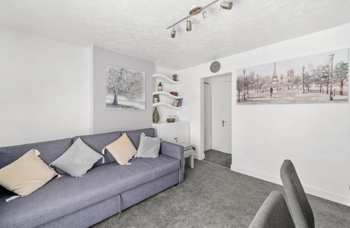 Fenny Stratford Apartment | Home In Bletchley Milton Keynes, contractors favourite
