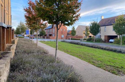Trumpington Apartment | Homely, Cosy & Contemporary 4 BDR house with Garden & Parking 5 mins drive to Addenbrookes & Papworth hospitals & Bio Medical campus